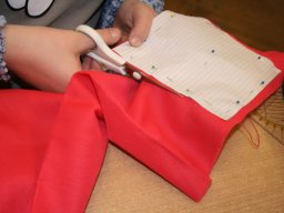 01 Beim Schneiden der Stoffe